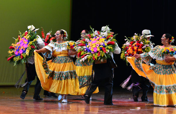 Festival Cultural Intercomunas EPM
 Festival Cultural Intercomunas EPM
Fecha: Julio 5  de 2013. Lugar: Teatro Pablo Tobón Uribe
Para descargar esta fotografía en alta resolución, haga clic sobre la imagen hasta que la misma se despliegue en la pantalla completa; luego dé clic derecho y elija la opción "guardar imagen como". 
En caso de publicación por cualquier medio, solicitamos acompañarla del crédito: "Cortesía EPM".
Palabras clave: Festival Cultural Intercomunas EPM