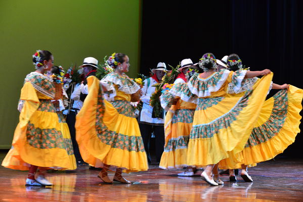 Festival Cultural Intercomunas EPM
 Festival Cultural Intercomunas EPM
Fecha: Julio 5  de 2013. Lugar: Teatro Pablo Tobón Uribe
Para descargar esta fotografía en alta resolución, haga clic sobre la imagen hasta que la misma se despliegue en la pantalla completa; luego dé clic derecho y elija la opción "guardar imagen como". 
En caso de publicación por cualquier medio, solicitamos acompañarla del crédito: "Cortesía EPM".
Palabras clave: Festival Cultural Intercomunas EPM