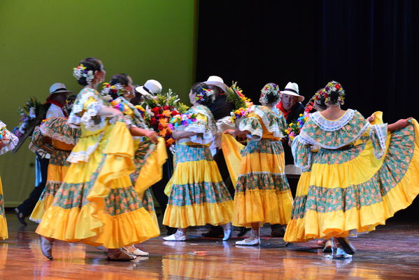 Festival Cultural Intercomunas EPM
 Festival Cultural Intercomunas EPM
Fecha: Julio 5  de 2013. Lugar: Teatro Pablo Tobón Uribe
Para descargar esta fotografía en alta resolución, haga clic sobre la imagen hasta que la misma se despliegue en la pantalla completa; luego dé clic derecho y elija la opción "guardar imagen como". 
En caso de publicación por cualquier medio, solicitamos acompañarla del crédito: "Cortesía EPM".
Palabras clave: Festival Cultural Intercomunas EPM