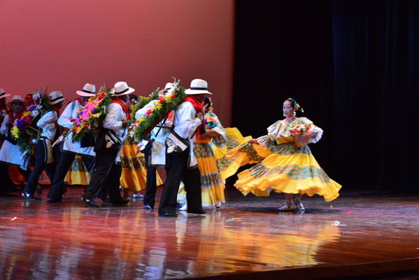 Festival Cultural Intercomunas EPM
 Festival Cultural Intercomunas EPM
Fecha: Julio 5  de 2013. Lugar: Teatro Pablo Tobón Uribe
Para descargar esta fotografía en alta resolución, haga clic sobre la imagen hasta que la misma se despliegue en la pantalla completa; luego dé clic derecho y elija la opción "guardar imagen como". 
En caso de publicación por cualquier medio, solicitamos acompañarla del crédito: "Cortesía EPM".
Palabras clave: Festival Cultural Intercomunas EPM