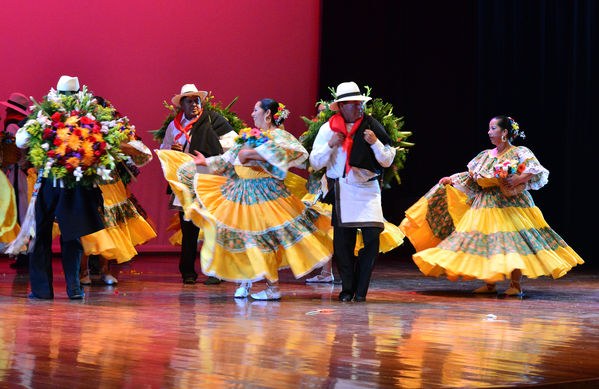 Festival Cultural Intercomunas EPM
 Festival Cultural Intercomunas EPM
Fecha: Julio 5  de 2013. Lugar: Teatro Pablo Tobón Uribe
Para descargar esta fotografía en alta resolución, haga clic sobre la imagen hasta que la misma se despliegue en la pantalla completa; luego dé clic derecho y elija la opción "guardar imagen como". 
En caso de publicación por cualquier medio, solicitamos acompañarla del crédito: "Cortesía EPM".
Palabras clave: Festival Cultural Intercomunas EPM