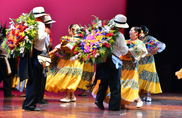 Festival Cultural Intercomunas EPM
 Festival Cultural Intercomunas EPM
Fecha: Julio 5  de 2013. Lugar: Teatro Pablo Tobón Uribe
Para descargar esta fotografía en alta resolución, haga clic sobre la imagen hasta que la misma se despliegue en la pantalla completa; luego dé clic derecho y elija la opción "guardar imagen como". 
En caso de publicación por cualquier medio, solicitamos acompañarla del crédito: "Cortesía EPM".
Palabras clave: Festival Cultural Intercomunas EPM