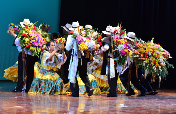 Festival Cultural Intercomunas EPM
 Festival Cultural Intercomunas EPM
Fecha: Julio 5  de 2013. Lugar: Teatro Pablo Tobón Uribe
Para descargar esta fotografía en alta resolución, haga clic sobre la imagen hasta que la misma se despliegue en la pantalla completa; luego dé clic derecho y elija la opción "guardar imagen como". 
En caso de publicación por cualquier medio, solicitamos acompañarla del crédito: "Cortesía EPM".
Palabras clave: Festival Cultural Intercomunas EPM