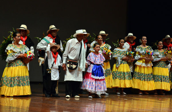  Festival Cultural Intercomunas EPM
 Festival Cultural Intercomunas EPM
Fecha: Julio 5  de 2013. Lugar: Teatro Pablo Tobón Uribe
Para descargar esta fotografía en alta resolución, haga clic sobre la imagen hasta que la misma se despliegue en la pantalla completa; luego dé clic derecho y elija la opción "guardar imagen como". 
En caso de publicación por cualquier medio, solicitamos acompañarla del crédito: "Cortesía EPM".
Palabras clave: Festival Cultural Intercomunas EPM