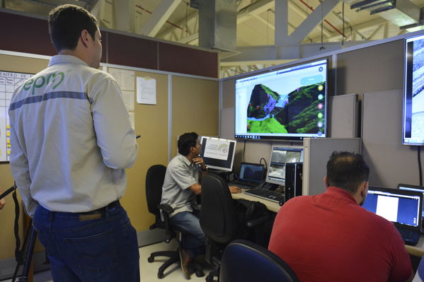 Centro de Monitoreo Técnico en Hidroituango 
Centro de Monitoreo Técnico en Hidroituango 
Fecha: Julio 6 2018.
Para descargar esta fotografía en alta resolución, haga clic sobre la imagen hasta que la misma se despliegue en la pantalla completa; luego dé clic derecho y elija la opción "guardar imagen como". 
En caso de publicación por cualquier medio, solicitamos acompañarla del crédito: "Foto EPM"
Palabras clave: Centro de Monitoreo Técnico en Hidroituango