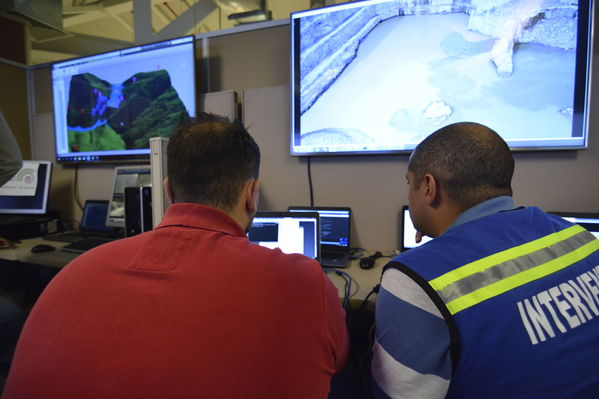 Centro de Monitoreo Técnico en Hidroituango 
Centro de Monitoreo Técnico en Hidroituango 
Fecha: Julio 6 2018.
Para descargar esta fotografía en alta resolución, haga clic sobre la imagen hasta que la misma se despliegue en la pantalla completa; luego dé clic derecho y elija la opción "guardar imagen como". 
En caso de publicación por cualquier medio, solicitamos acompañarla del crédito: "Foto EPM"
Palabras clave: Centro de Monitoreo Técnico en Hidroituango