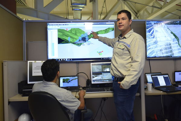 Centro de Monitoreo Técnico en Hidroituango 
Centro de Monitoreo Técnico en Hidroituango 
Fecha: Julio 6 2018.
Para descargar esta fotografía en alta resolución, haga clic sobre la imagen hasta que la misma se despliegue en la pantalla completa; luego dé clic derecho y elija la opción "guardar imagen como". 
En caso de publicación por cualquier medio, solicitamos acompañarla del crédito: "Foto EPM"
Palabras clave: Centro de Monitoreo Técnico en Hidroituango