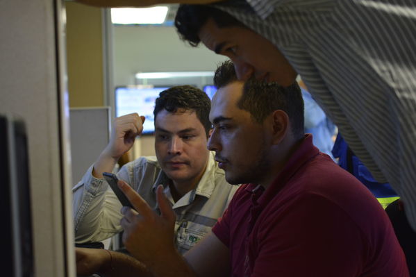 Centro de Monitoreo Técnico en Hidroituango 
Centro de Monitoreo Técnico en Hidroituango 
Fecha: Julio 6 2018.
Para descargar esta fotografía en alta resolución, haga clic sobre la imagen hasta que la misma se despliegue en la pantalla completa; luego dé clic derecho y elija la opción "guardar imagen como". 
En caso de publicación por cualquier medio, solicitamos acompañarla del crédito: "Foto EPM"
Palabras clave: Centro de Monitoreo Técnico en Hidroituango