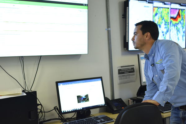 Centro de Monitoreo Técnico en Hidroituango 
Centro de Monitoreo Técnico en Hidroituango 
Fecha: Julio 6 2018.
Para descargar esta fotografía en alta resolución, haga clic sobre la imagen hasta que la misma se despliegue en la pantalla completa; luego dé clic derecho y elija la opción "guardar imagen como". 
En caso de publicación por cualquier medio, solicitamos acompañarla del crédito: "Foto EPM"
Palabras clave: Centro de Monitoreo Técnico en Hidroituango