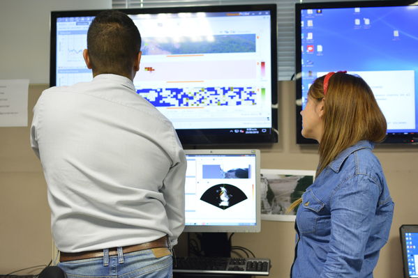 Centro de Monitoreo Técnico en Hidroituango 
Centro de Monitoreo Técnico en Hidroituango 
Fecha: Julio 6 2018.
Para descargar esta fotografía en alta resolución, haga clic sobre la imagen hasta que la misma se despliegue en la pantalla completa; luego dé clic derecho y elija la opción "guardar imagen como". 
En caso de publicación por cualquier medio, solicitamos acompañarla del crédito: "Foto EPM"
Palabras clave: Centro de Monitoreo Técnico en Hidroituango