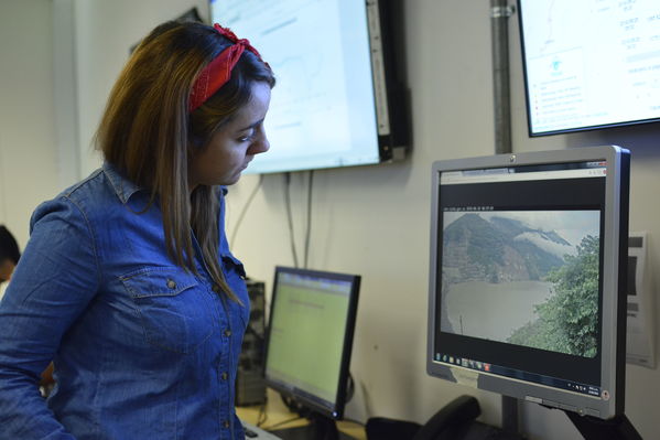 Centro de Monitoreo Técnico en Hidroituango 
Centro de Monitoreo Técnico en Hidroituango 
Fecha: Julio 6 2018.
Para descargar esta fotografía en alta resolución, haga clic sobre la imagen hasta que la misma se despliegue en la pantalla completa; luego dé clic derecho y elija la opción "guardar imagen como". 
En caso de publicación por cualquier medio, solicitamos acompañarla del crédito: "Foto EPM"
Palabras clave: Centro de Monitoreo Técnico en Hidroituango