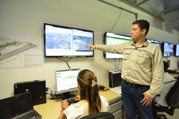 Centro de Monitoreo Técnico en Hidroituango 
Centro de Monitoreo Técnico en Hidroituango 
Fecha: Julio 6 2018.
Para descargar esta fotografía en alta resolución, haga clic sobre la imagen hasta que la misma se despliegue en la pantalla completa; luego dé clic derecho y elija la opción "guardar imagen como". 
En caso de publicación por cualquier medio, solicitamos acompañarla del crédito: "Foto EPM"
Palabras clave: Centro de Monitoreo Técnico en Hidroituango