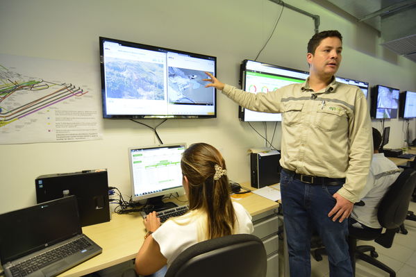 Centro de Monitoreo Técnico en Hidroituango 
Centro de Monitoreo Técnico en Hidroituango 
Fecha: Julio 6 2018.
Para descargar esta fotografía en alta resolución, haga clic sobre la imagen hasta que la misma se despliegue en la pantalla completa; luego dé clic derecho y elija la opción "guardar imagen como". 
En caso de publicación por cualquier medio, solicitamos acompañarla del crédito: "Foto EPM"
Palabras clave: Centro de Monitoreo Técnico en Hidroituango