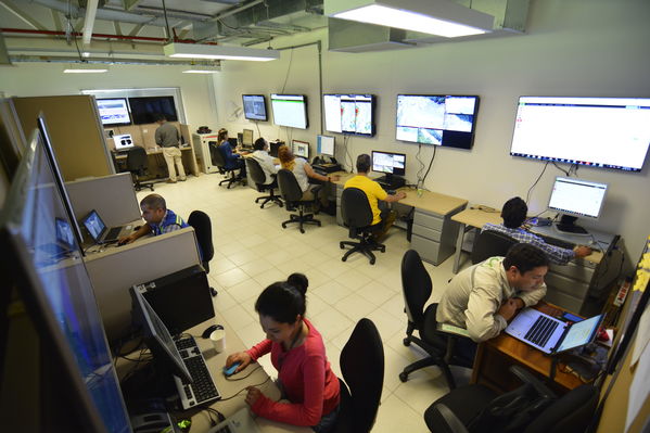 Centro de Monitoreo Técnico en Hidroituango 
Centro de Monitoreo Técnico en Hidroituango 
Fecha: Julio 6 2018.
Para descargar esta fotografía en alta resolución, haga clic sobre la imagen hasta que la misma se despliegue en la pantalla completa; luego dé clic derecho y elija la opción "guardar imagen como". 
En caso de publicación por cualquier medio, solicitamos acompañarla del crédito: "Foto EPM"
Palabras clave: Centro de Monitoreo Técnico en Hidroituango