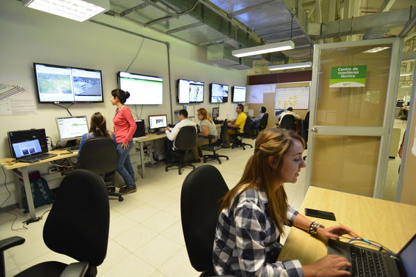 Centro de Monitoreo Técnico en Hidroituango 
Centro de Monitoreo Técnico en Hidroituango 
Fecha: Julio 6 2018.
Para descargar esta fotografía en alta resolución, haga clic sobre la imagen hasta que la misma se despliegue en la pantalla completa; luego dé clic derecho y elija la opción "guardar imagen como". 
En caso de publicación por cualquier medio, solicitamos acompañarla del crédito: "Foto EPM"
Palabras clave: Centro de Monitoreo Técnico en Hidroituango