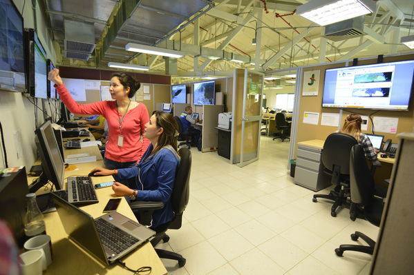 Centro de Monitoreo Técnico en Hidroituango 
Centro de Monitoreo Técnico en Hidroituango 
Fecha: Julio 6 2018.
Para descargar esta fotografía en alta resolución, haga clic sobre la imagen hasta que la misma se despliegue en la pantalla completa; luego dé clic derecho y elija la opción "guardar imagen como". 
En caso de publicación por cualquier medio, solicitamos acompañarla del crédito: "Foto EPM"
Palabras clave: Centro de Monitoreo Técnico en Hidroituango