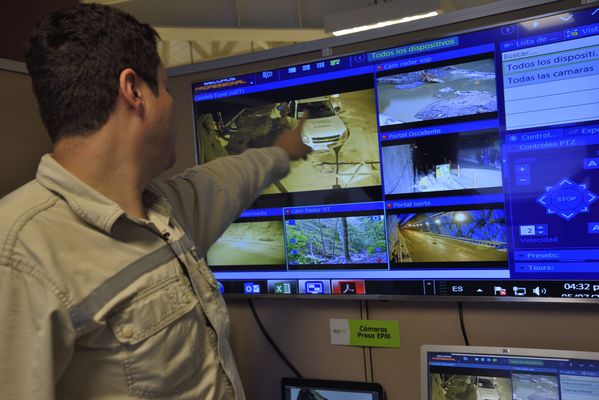 Centro de Monitoreo Técnico en Hidroituango 
Centro de Monitoreo Técnico en Hidroituango 
Fecha: Julio 6 2018.
Para descargar esta fotografía en alta resolución, haga clic sobre la imagen hasta que la misma se despliegue en la pantalla completa; luego dé clic derecho y elija la opción "guardar imagen como". 
En caso de publicación por cualquier medio, solicitamos acompañarla del crédito: "Foto EPM"
Palabras clave: Centro de Monitoreo Técnico en Hidroituango