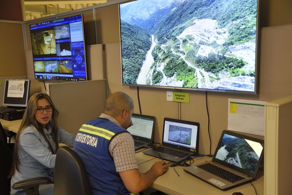 Centro de Monitoreo Técnico en Hidroituango 
Centro de Monitoreo Técnico en Hidroituango 
Fecha: Julio 6 2018.
Para descargar esta fotografía en alta resolución, haga clic sobre la imagen hasta que la misma se despliegue en la pantalla completa; luego dé clic derecho y elija la opción "guardar imagen como". 
En caso de publicación por cualquier medio, solicitamos acompañarla del crédito: "Foto EPM"
Palabras clave: Centro de Monitoreo Técnico en Hidroituango
