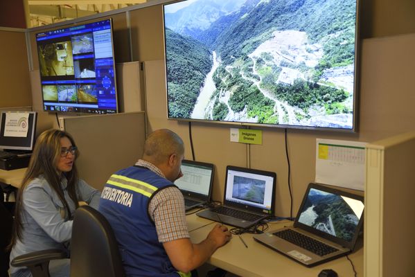 Centro de Monitoreo Técnico en Hidroituango 
Centro de Monitoreo Técnico en Hidroituango 
Fecha: Julio 6 2018.
Para descargar esta fotografía en alta resolución, haga clic sobre la imagen hasta que la misma se despliegue en la pantalla completa; luego dé clic derecho y elija la opción "guardar imagen como". 
En caso de publicación por cualquier medio, solicitamos acompañarla del crédito: "Foto EPM"
Palabras clave: Centro de Monitoreo Técnico en Hidroituango
