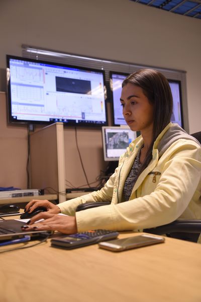 Centro de Monitoreo Técnico en Hidroituango 
Centro de Monitoreo Técnico en Hidroituango 
Fecha: Julio 6 2018.
Para descargar esta fotografía en alta resolución, haga clic sobre la imagen hasta que la misma se despliegue en la pantalla completa; luego dé clic derecho y elija la opción "guardar imagen como". 
En caso de publicación por cualquier medio, solicitamos acompañarla del crédito: "Foto EPM"
Palabras clave: Centro de Monitoreo Técnico en Hidroituango