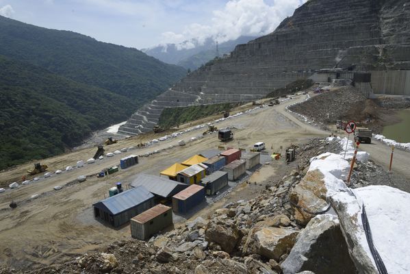 Trabajos y avances en la construcción de la Presa
Trabajos y avances en la construcción de la Presa
Fecha: Julio 6 2018.
Para descargar esta fotografía en alta resolución, haga clic sobre la imagen hasta que la misma se despliegue en la pantalla completa; luego dé clic derecho y elija la opción "guardar imagen como". 
En caso de publicación por cualquier medio, solicitamos acompañarla del crédito: "Foto EPM"
Palabras clave: Trabajos y avances en la construcción de la Presa