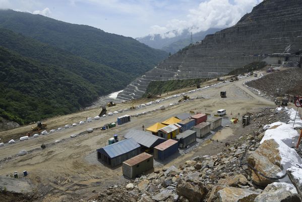 Trabajos y avances en la construcción de la Presa
Trabajos y avances en la construcción de la Presa
Fecha: Julio 6 2018.
Para descargar esta fotografía en alta resolución, haga clic sobre la imagen hasta que la misma se despliegue en la pantalla completa; luego dé clic derecho y elija la opción "guardar imagen como". 
En caso de publicación por cualquier medio, solicitamos acompañarla del crédito: "Foto EPM"
Palabras clave: Trabajos y avances en la construcción de la Presa