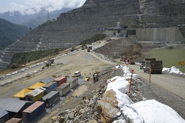 Trabajos y avances en la construcción de la Presa
Trabajos y avances en la construcción de la Presa
Fecha: Julio 6 2018.
Para descargar esta fotografía en alta resolución, haga clic sobre la imagen hasta que la misma se despliegue en la pantalla completa; luego dé clic derecho y elija la opción "guardar imagen como". 
En caso de publicación por cualquier medio, solicitamos acompañarla del crédito: "Foto EPM"
Palabras clave: Trabajos y avances en la construcción de la Presa