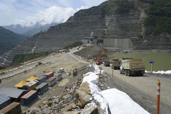 Trabajos y avances en la construcción de la Presa
Trabajos y avances en la construcción de la Presa
Fecha: Julio 6 2018.
Para descargar esta fotografía en alta resolución, haga clic sobre la imagen hasta que la misma se despliegue en la pantalla completa; luego dé clic derecho y elija la opción "guardar imagen como". 
En caso de publicación por cualquier medio, solicitamos acompañarla del crédito: "Foto EPM"
Palabras clave: Trabajos y avances en la construcción de la Presa