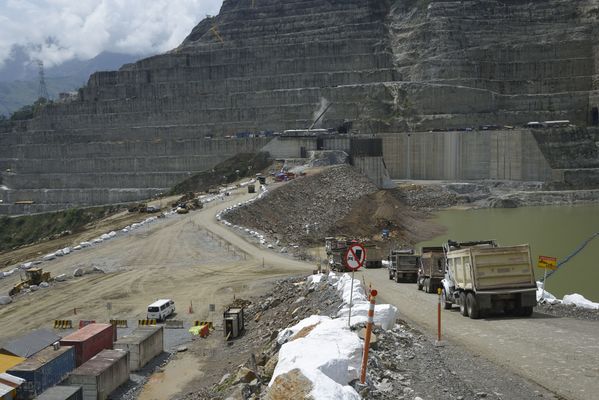 Trabajos y avances en la construcción de la Presa
Trabajos y avances en la construcción de la Presa
Fecha: Julio 6 2018.
Para descargar esta fotografía en alta resolución, haga clic sobre la imagen hasta que la misma se despliegue en la pantalla completa; luego dé clic derecho y elija la opción "guardar imagen como". 
En caso de publicación por cualquier medio, solicitamos acompañarla del crédito: "Foto EPM"
Palabras clave: Trabajos y avances en la construcción de la Presa