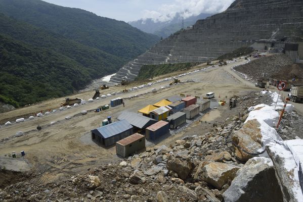 Trabajos y avances en la construcción de la Presa
Trabajos y avances en la construcción de la Presa
Fecha: Julio 6 2018.
Para descargar esta fotografía en alta resolución, haga clic sobre la imagen hasta que la misma se despliegue en la pantalla completa; luego dé clic derecho y elija la opción "guardar imagen como". 
En caso de publicación por cualquier medio, solicitamos acompañarla del crédito: "Foto EPM"
Palabras clave: Trabajos y avances en la construcción de la Presa