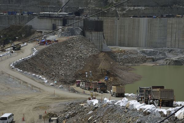Trabajos y avances en la construcción de la Presa
Trabajos y avances en la construcción de la Presa
Fecha: Julio 6 2018.
Para descargar esta fotografía en alta resolución, haga clic sobre la imagen hasta que la misma se despliegue en la pantalla completa; luego dé clic derecho y elija la opción "guardar imagen como". 
En caso de publicación por cualquier medio, solicitamos acompañarla del crédito: "Foto EPM"
Palabras clave: Trabajos y avances en la construcción de la Presa