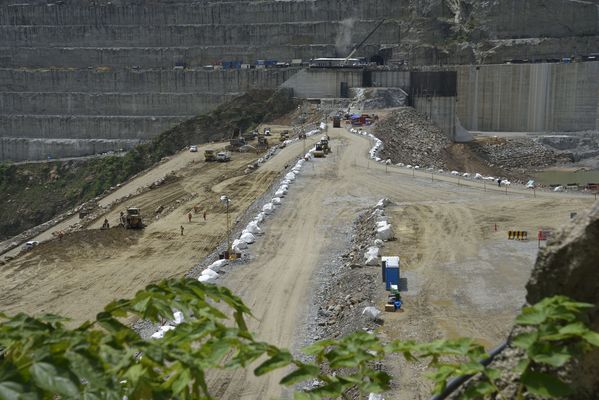 Trabajos y avances en la construcción de la Presa
Trabajos y avances en la construcción de la Presa
Fecha: Julio 6 2018.
Para descargar esta fotografía en alta resolución, haga clic sobre la imagen hasta que la misma se despliegue en la pantalla completa; luego dé clic derecho y elija la opción "guardar imagen como". 
En caso de publicación por cualquier medio, solicitamos acompañarla del crédito: "Foto EPM"
Palabras clave: Trabajos y avances en la construcción de la Presa