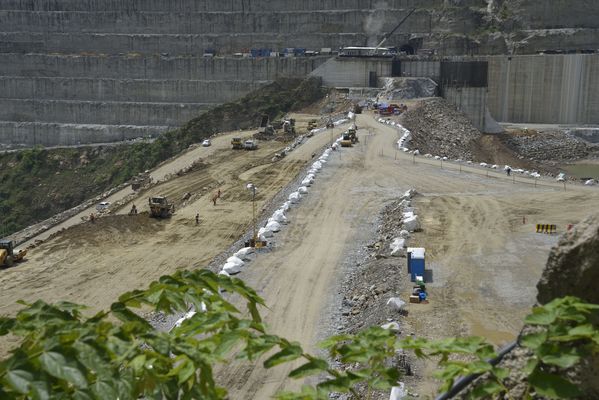 Trabajos y avances en la construcción de la Presa
Trabajos y avances en la construcción de la Presa
Fecha: Julio 6 2018.
Para descargar esta fotografía en alta resolución, haga clic sobre la imagen hasta que la misma se despliegue en la pantalla completa; luego dé clic derecho y elija la opción "guardar imagen como". 
En caso de publicación por cualquier medio, solicitamos acompañarla del crédito: "Foto EPM"
Palabras clave: Trabajos y avances en la construcción de la Presa