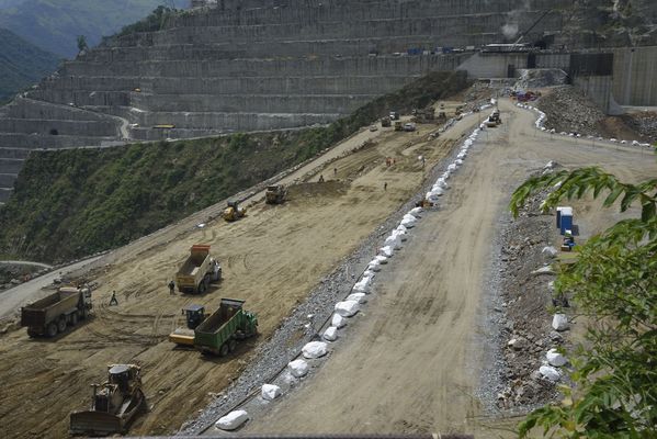 Trabajos y avances en la construcción de la Presa
Trabajos y avances en la construcción de la Presa
Fecha: Julio 6 2018.
Para descargar esta fotografía en alta resolución, haga clic sobre la imagen hasta que la misma se despliegue en la pantalla completa; luego dé clic derecho y elija la opción "guardar imagen como". 
En caso de publicación por cualquier medio, solicitamos acompañarla del crédito: "Foto EPM"
Palabras clave: Trabajos y avances en la construcción de la Presa