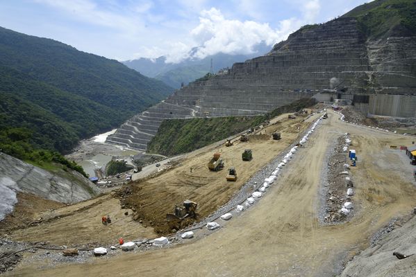 Trabajos y avances en la construcción de la Presa
Trabajos y avances en la construcción de la Presa
Fecha: Julio 6 2018.
Para descargar esta fotografía en alta resolución, haga clic sobre la imagen hasta que la misma se despliegue en la pantalla completa; luego dé clic derecho y elija la opción "guardar imagen como". 
En caso de publicación por cualquier medio, solicitamos acompañarla del crédito: "Foto EPM"
Palabras clave: Trabajos y avances en la construcción de la Presa