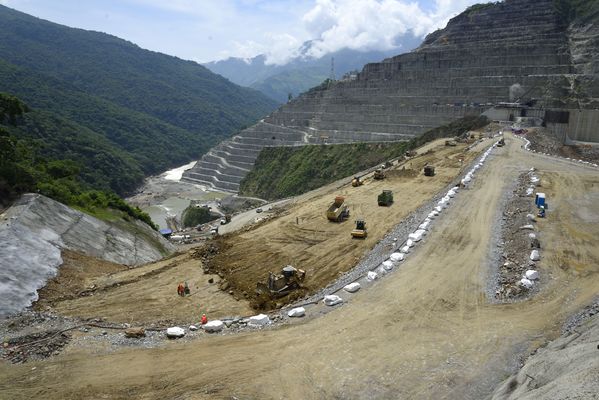 Trabajos y avances en la construcción de la Presa
Trabajos y avances en la construcción de la Presa
Fecha: Julio 6 2018.
Para descargar esta fotografía en alta resolución, haga clic sobre la imagen hasta que la misma se despliegue en la pantalla completa; luego dé clic derecho y elija la opción "guardar imagen como". 
En caso de publicación por cualquier medio, solicitamos acompañarla del crédito: "Foto EPM"
Palabras clave: Trabajos y avances en la construcción de la Presa