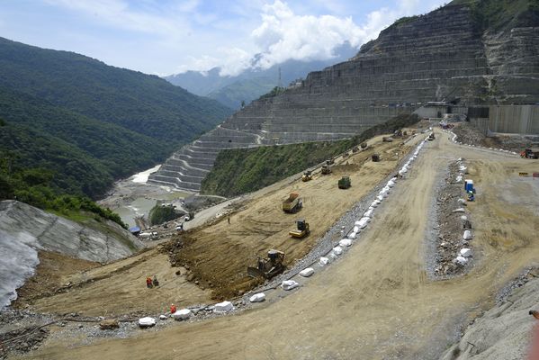 Trabajos y avances en la construcción de la Presa
Trabajos y avances en la construcción de la Presa
Fecha: Julio 6 2018.
Para descargar esta fotografía en alta resolución, haga clic sobre la imagen hasta que la misma se despliegue en la pantalla completa; luego dé clic derecho y elija la opción "guardar imagen como". 
En caso de publicación por cualquier medio, solicitamos acompañarla del crédito: "Foto EPM"
Palabras clave: Trabajos y avances en la construcción de la Presa