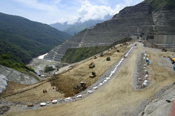 Trabajos y avances en la construcción de la Presa
Trabajos y avances en la construcción de la Presa
Fecha: Julio 6 2018.
Para descargar esta fotografía en alta resolución, haga clic sobre la imagen hasta que la misma se despliegue en la pantalla completa; luego dé clic derecho y elija la opción "guardar imagen como". 
En caso de publicación por cualquier medio, solicitamos acompañarla del crédito: "Foto EPM"
Palabras clave: Trabajos y avances en la construcción de la Presa