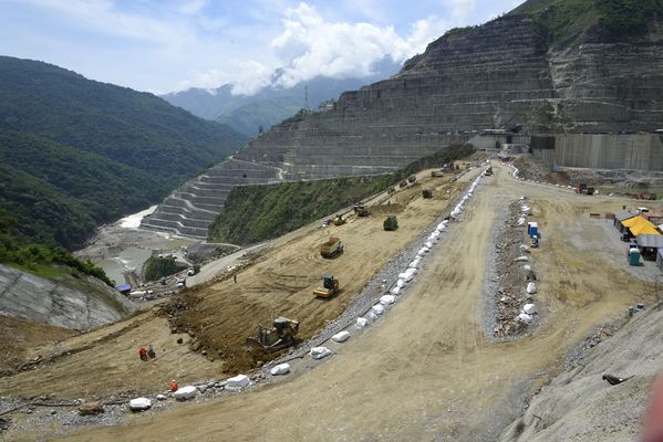 Trabajos y avances en la construcción de la Presa
Trabajos y avances en la construcción de la Presa
Fecha: Julio 6 2018.
Para descargar esta fotografía en alta resolución, haga clic sobre la imagen hasta que la misma se despliegue en la pantalla completa; luego dé clic derecho y elija la opción "guardar imagen como". 
En caso de publicación por cualquier medio, solicitamos acompañarla del crédito: "Foto EPM"
Palabras clave: Trabajos y avances en la construcción de la Presa