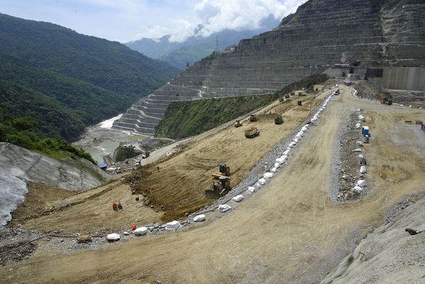 Trabajos y avances en la construcción de la Presa
Trabajos y avances en la construcción de la Presa
Fecha: Julio 6 2018.
Para descargar esta fotografía en alta resolución, haga clic sobre la imagen hasta que la misma se despliegue en la pantalla completa; luego dé clic derecho y elija la opción "guardar imagen como". 
En caso de publicación por cualquier medio, solicitamos acompañarla del crédito: "Foto EPM"
Palabras clave: Trabajos y avances en la construcción de la Presa