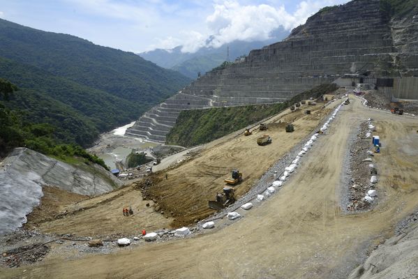 Trabajos y avances en la construcción de la Presa
Trabajos y avances en la construcción de la Presa
Fecha: Julio 6 2018.
Para descargar esta fotografía en alta resolución, haga clic sobre la imagen hasta que la misma se despliegue en la pantalla completa; luego dé clic derecho y elija la opción "guardar imagen como". 
En caso de publicación por cualquier medio, solicitamos acompañarla del crédito: "Foto EPM"
Palabras clave: Trabajos y avances en la construcción de la Presa