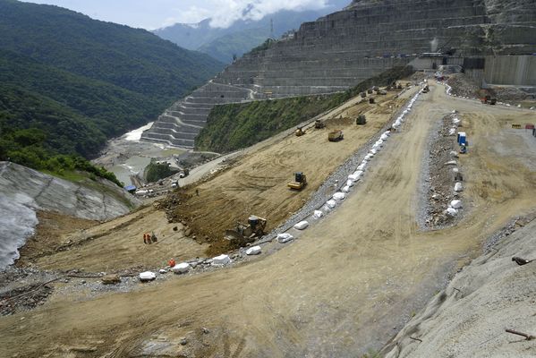 Trabajos y avances en la construcción de la Presa
Trabajos y avances en la construcción de la Presa
Fecha: Julio 6 2018.
Para descargar esta fotografía en alta resolución, haga clic sobre la imagen hasta que la misma se despliegue en la pantalla completa; luego dé clic derecho y elija la opción "guardar imagen como". 
En caso de publicación por cualquier medio, solicitamos acompañarla del crédito: "Foto EPM"
Palabras clave: Trabajos y avances en la construcción de la Presa