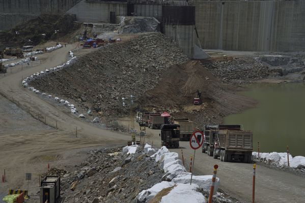 Trabajos y avances en la construcción de la Presa
Trabajos y avances en la construcción de la Presa
Fecha: Julio 6 2018.
Para descargar esta fotografía en alta resolución, haga clic sobre la imagen hasta que la misma se despliegue en la pantalla completa; luego dé clic derecho y elija la opción "guardar imagen como". 
En caso de publicación por cualquier medio, solicitamos acompañarla del crédito: "Foto EPM"
Palabras clave: Trabajos y avances en la construcción de la Presa