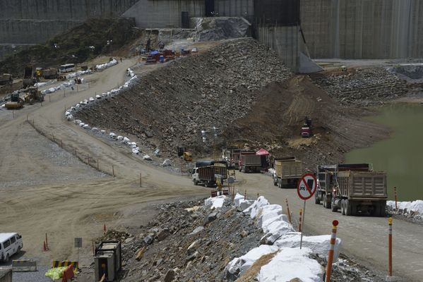 Trabajos y avances en la construcción de la Presa
Trabajos y avances en la construcción de la Presa
Fecha: Julio 6 2018.
Para descargar esta fotografía en alta resolución, haga clic sobre la imagen hasta que la misma se despliegue en la pantalla completa; luego dé clic derecho y elija la opción "guardar imagen como". 
En caso de publicación por cualquier medio, solicitamos acompañarla del crédito: "Foto EPM"
Palabras clave: Trabajos y avances en la construcción de la Presa