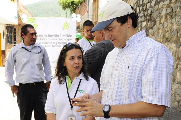 Inauguración del Gas Natural en el Occidente Antioqueño
Inauguración del Gas Natural en el Occidente Antioqueño
Fecha: Julio 9  de 2013. Lugar: Santa Fe de Antioquia
Para descargar esta fotografía en alta resolución, haga clic sobre la imagen hasta que la misma se despliegue en la pantalla completa; luego dé clic derecho y elija la opción "guardar imagen como". 
En caso de publicación por cualquier medio, solicitamos acompañarla del crédito: "Cortesía EPM".
Palabras clave: Inauguración Gas Natural Occidente Antioqueño