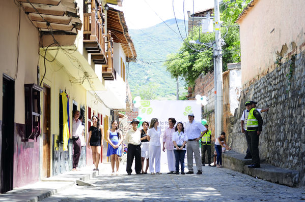 Inauguración del Gas Natural en el Occidente Antioqueño
Inauguración del Gas Natural en el Occidente Antioqueño
Fecha: Julio 9  de 2013. Lugar: Santa Fe de Antioquia
Para descargar esta fotografía en alta resolución, haga clic sobre la imagen hasta que la misma se despliegue en la pantalla completa; luego dé clic derecho y elija la opción "guardar imagen como". 
En caso de publicación por cualquier medio, solicitamos acompañarla del crédito: "Cortesía EPM".
Palabras clave: Inauguración Gas Natural Occidente Antioqueño