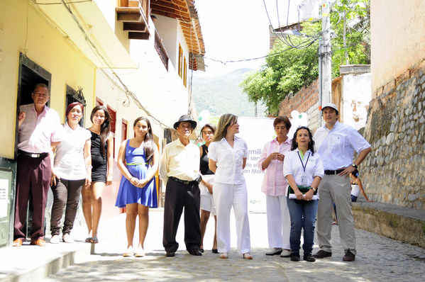 Inauguración del Gas Natural en el Occidente Antioqueño
Inauguración del Gas Natural en el Occidente Antioqueño
Fecha: Julio 9  de 2013. Lugar: Santa Fe de Antioquia
Para descargar esta fotografía en alta resolución, haga clic sobre la imagen hasta que la misma se despliegue en la pantalla completa; luego dé clic derecho y elija la opción "guardar imagen como". 
En caso de publicación por cualquier medio, solicitamos acompañarla del crédito: "Cortesía EPM".
Palabras clave: Inauguración Gas Natural Occidente Antioqueño