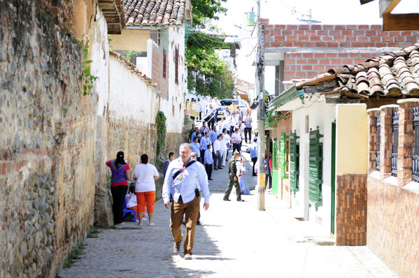 Inauguración del Gas Natural en el Occidente Antioqueño
Inauguración del Gas Natural en el Occidente Antioqueño
Fecha: Julio 9  de 2013. Lugar: Santa Fe de Antioquia
Para descargar esta fotografía en alta resolución, haga clic sobre la imagen hasta que la misma se despliegue en la pantalla completa; luego dé clic derecho y elija la opción "guardar imagen como". 
En caso de publicación por cualquier medio, solicitamos acompañarla del crédito: "Cortesía EPM".
Palabras clave: Inauguración Gas Natural Occidente Antioqueño