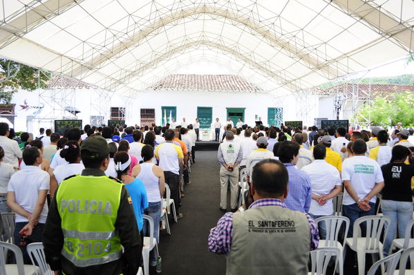 Inauguración del Gas Natural en el Occidente Antioqueño
Inauguración del Gas Natural en el Occidente Antioqueño
Fecha: Julio 9  de 2013. Lugar: Santa Fe de Antioquia
Para descargar esta fotografía en alta resolución, haga clic sobre la imagen hasta que la misma se despliegue en la pantalla completa; luego dé clic derecho y elija la opción "guardar imagen como". 
En caso de publicación por cualquier medio, solicitamos acompañarla del crédito: "Cortesía EPM".
Palabras clave: Inauguración Gas Natural Occidente Antioqueño
