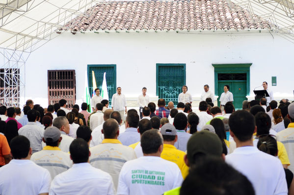 Inauguración del Gas Natural en el Occidente Antioqueño
Inauguración del Gas Natural en el Occidente Antioqueño
Fecha: Julio 9  de 2013. Lugar: Santa Fe de Antioquia
Para descargar esta fotografía en alta resolución, haga clic sobre la imagen hasta que la misma se despliegue en la pantalla completa; luego dé clic derecho y elija la opción "guardar imagen como". 
En caso de publicación por cualquier medio, solicitamos acompañarla del crédito: "Cortesía EPM".
Palabras clave: Inauguración Gas Natural Occidente Antioqueño
